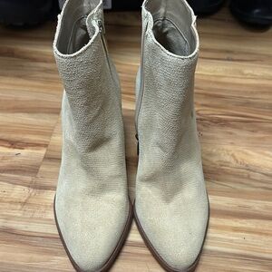 Vince Camuto Elegant Cream Ankle Boots. Sz 7.5